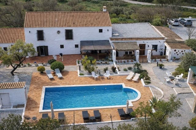 8 soverom Finca/Herregård til salgs i Baza med svømmebasseng garasje - € 495 000 (Ref: 9841486)