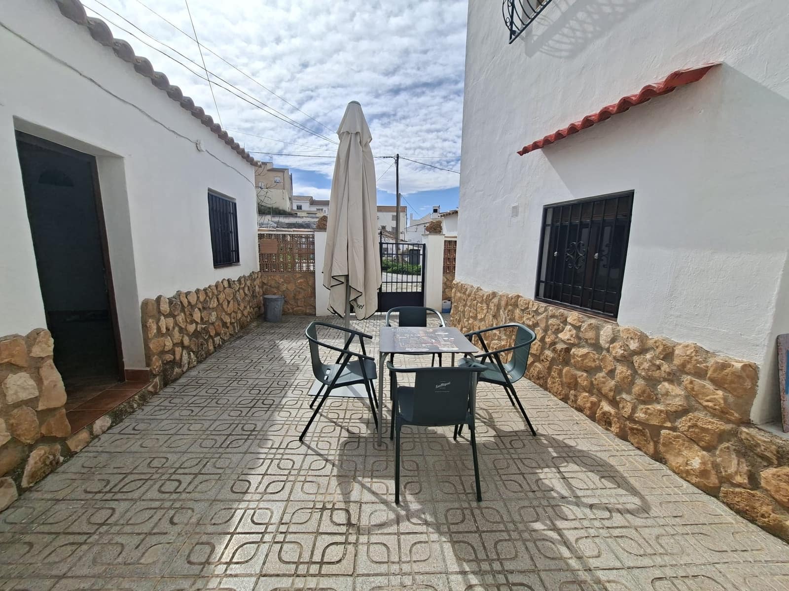 7 bedroom Cave House for sale in Freila - € 149,000 (Ref: 9841490)