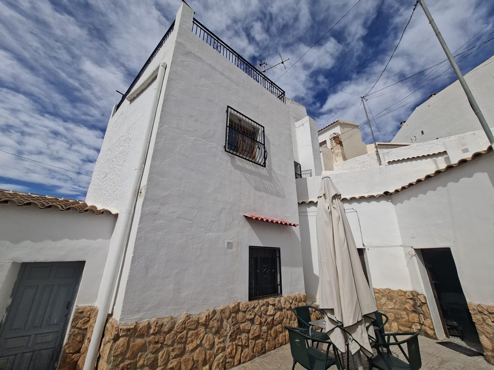 7 bedroom Cave House for sale in Freila - € 149,000 (Ref: 9841490)