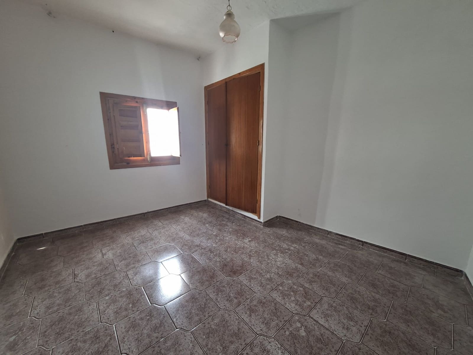 7 bedroom Cave House for sale in Freila - € 149,000 (Ref: 9841490)