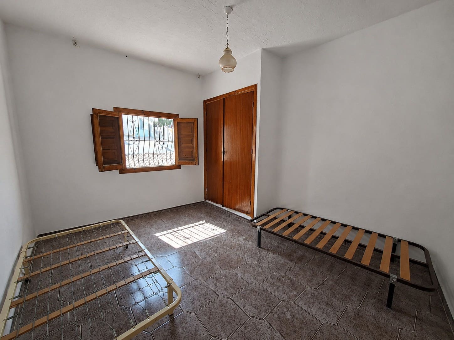 7 soveværelse Hulehus til salg i Freila - € 129.995 (Ref: 9841490)