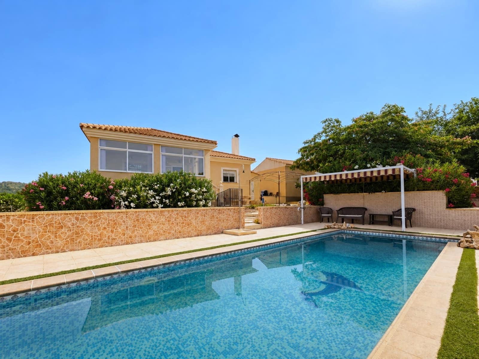 3 chambre Villa/Maison à vendre à Pinoso avec piscine garage - 329 500 € (Ref: 9981276)