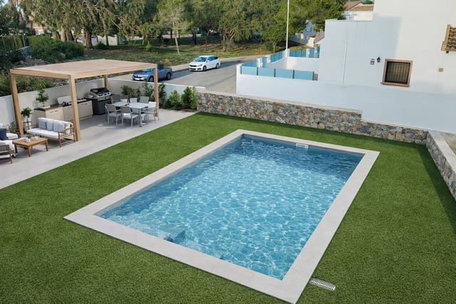 3 soverom Villa til salgs i Villamartin, Orihuela med svømmebasseng garasje - € 669 000 (Ref: 7689557)