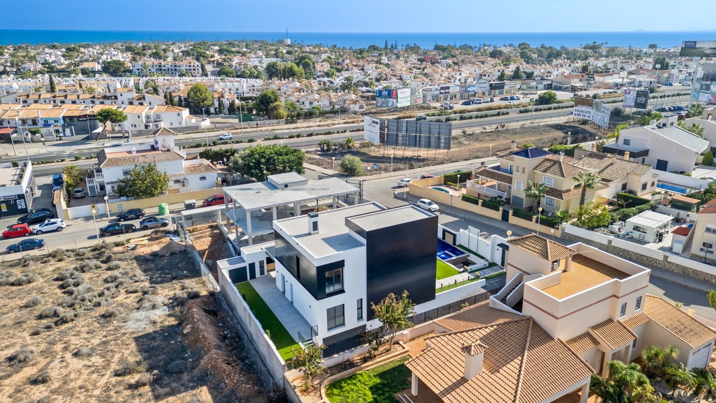 3 soverom Villa til salgs i La Zenia med svømmebasseng garasje - € 1 555 000 (Ref: 8410334)