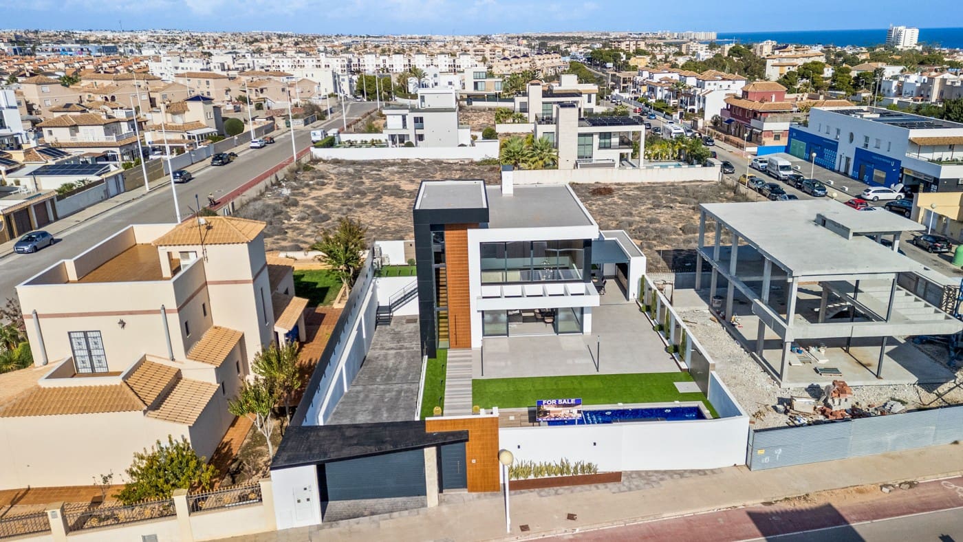 3 soverom Villa til salgs i La Zenia med svømmebasseng garasje - € 1 555 000 (Ref: 8410334)