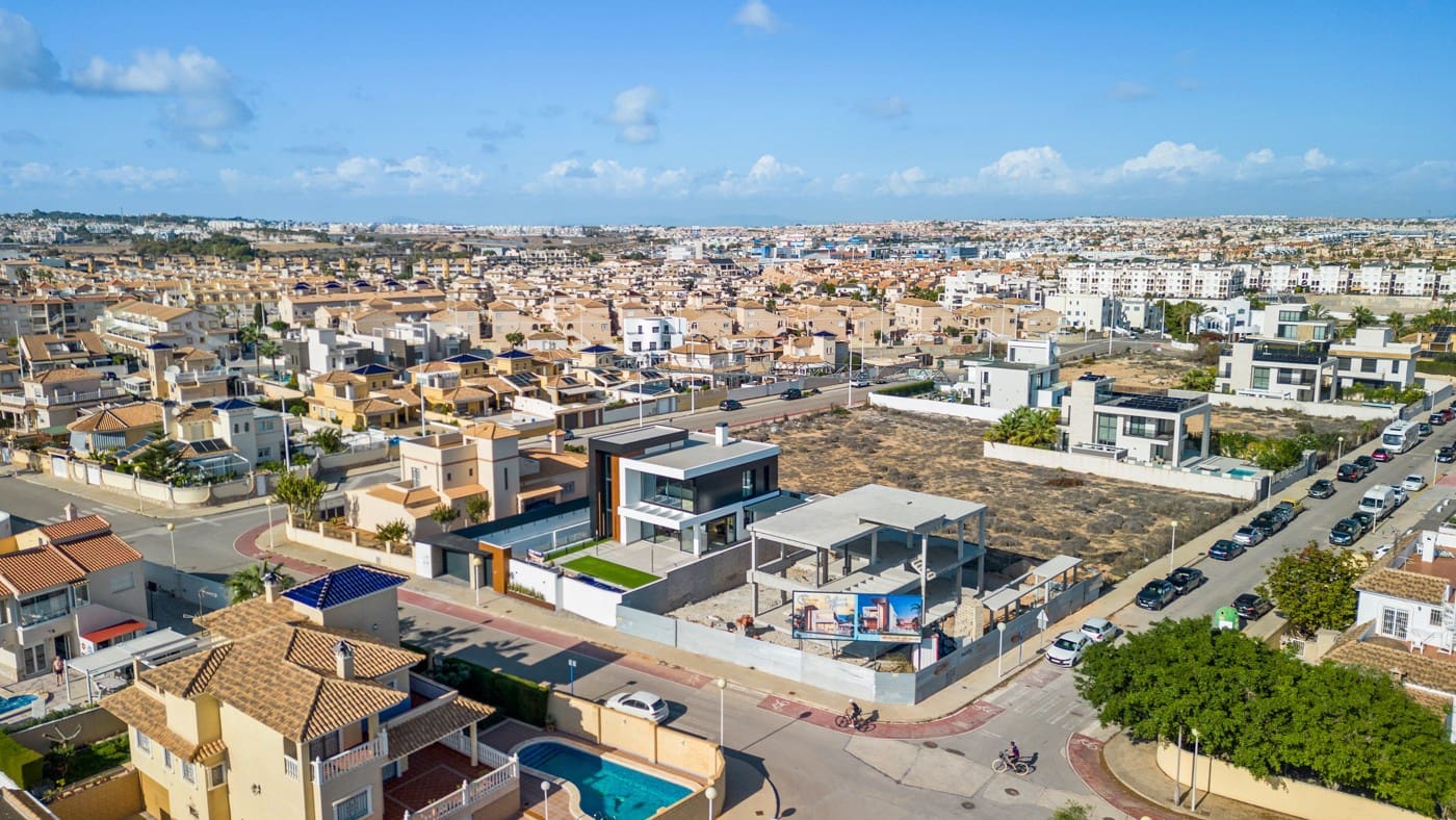 3 soverom Villa til salgs i La Zenia med svømmebasseng garasje - € 1 555 000 (Ref: 8410334)