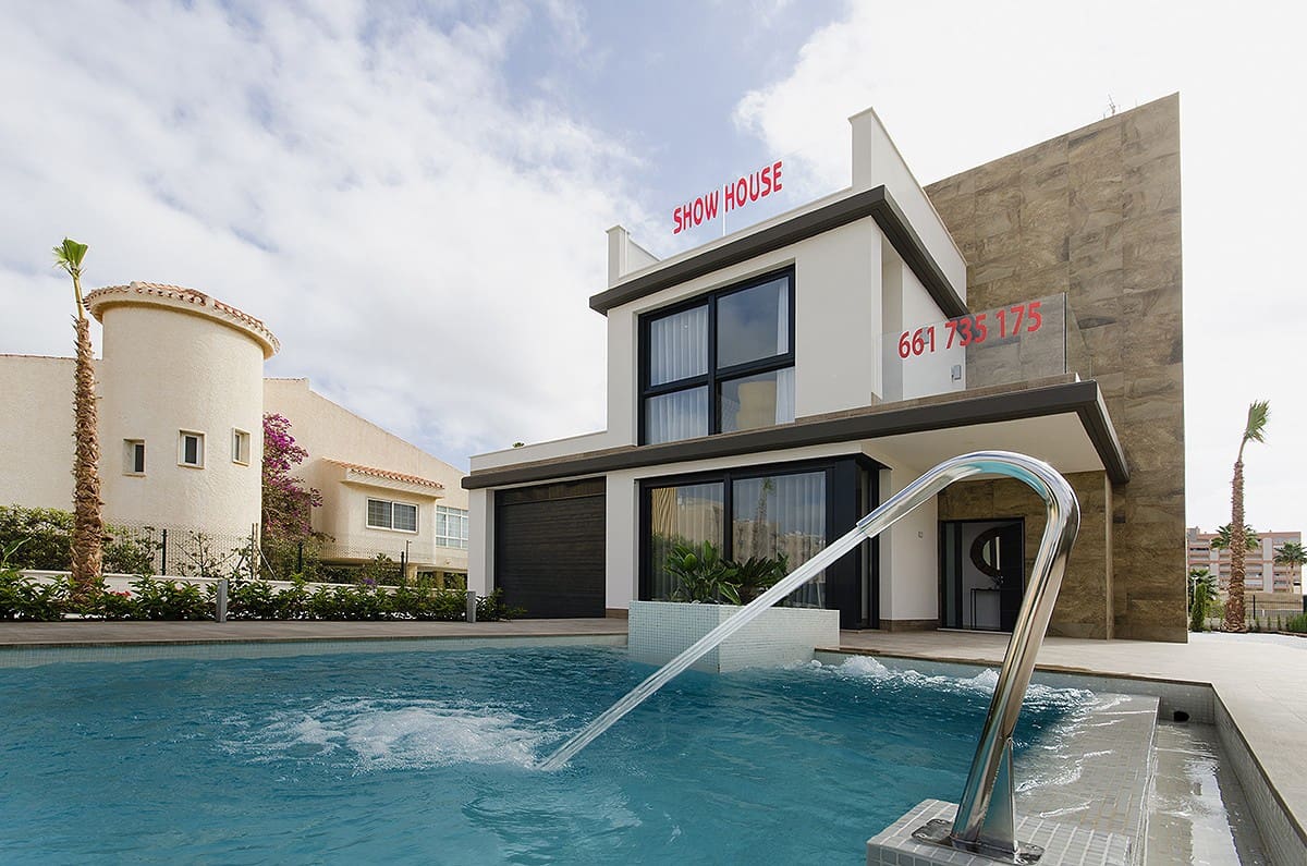 4 soverom Villa til salgs i Cabo Roig med svømmebasseng garasje - € 1 449 000 (Ref: 8649094)