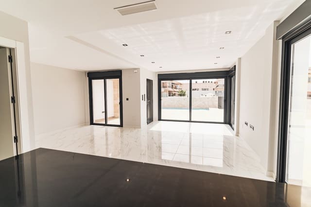 4 quarto Moradia para venda em Pilar de la Horadada com piscina garagem - 575 000 € (Ref: 8676838)