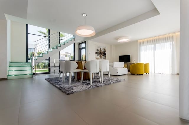 3 slaapkamer Villa te koop in Cabo Roig, Orihuela met zwembad garage - € 1.175.000 (Ref: 8698487)