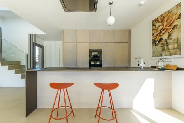 Chalet de 3 habitaciones en Campoamor, Orihuela en venta con piscina garaje - 755.000 € (Ref: 9004095)