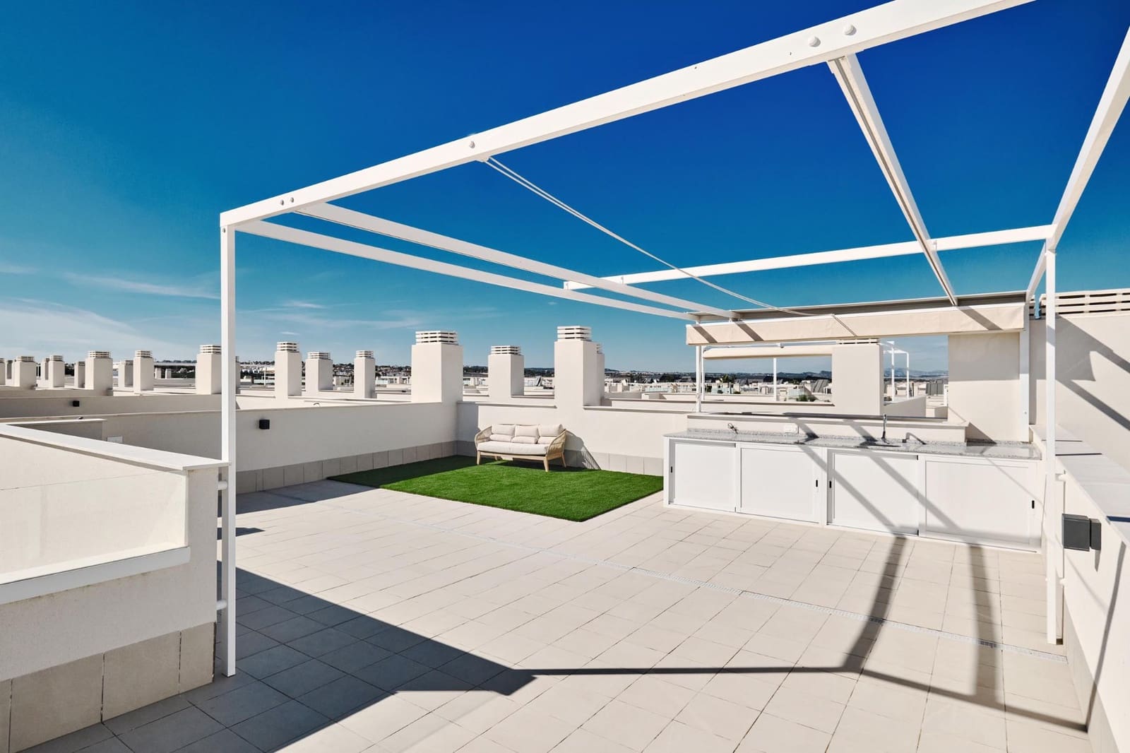 2 soverom Leilighet til salgs i Torrevieja med svømmebasseng garasje - € 380 000 (Ref: 9216027)