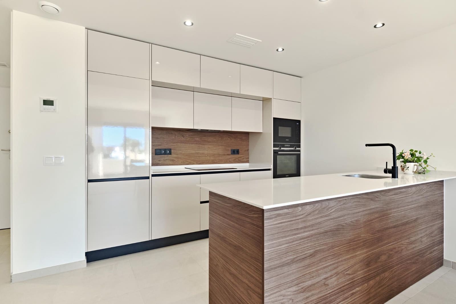 2 soverom Leilighet til salgs i Torrevieja med svømmebasseng garasje - € 380 000 (Ref: 9216027)