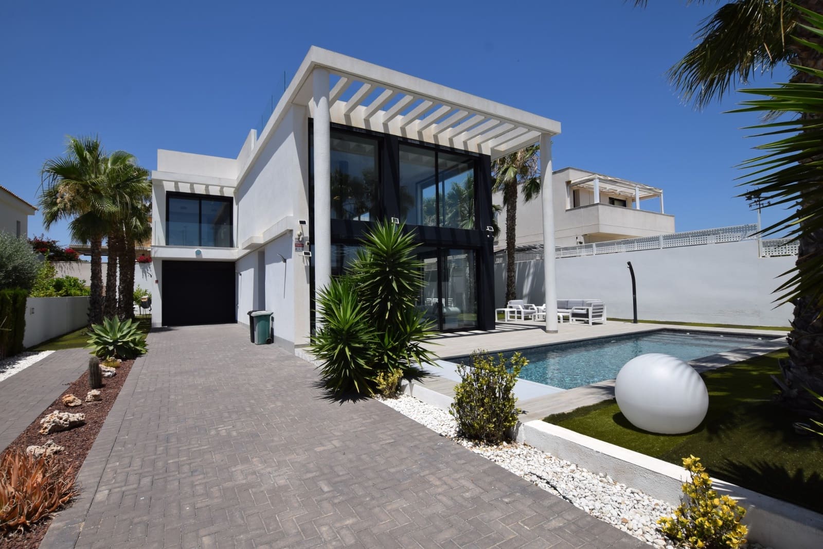 4 slaapkamer Villa te koop in Dona Pepa met zwembad garage - € 1.149.000 (Ref: 9911859)