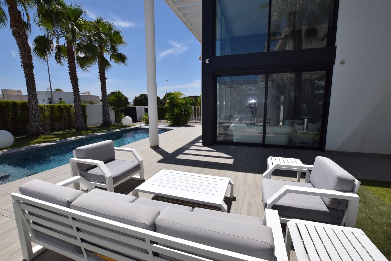 4 slaapkamer Villa te koop in Dona Pepa met zwembad garage - € 1.149.000 (Ref: 9911859)