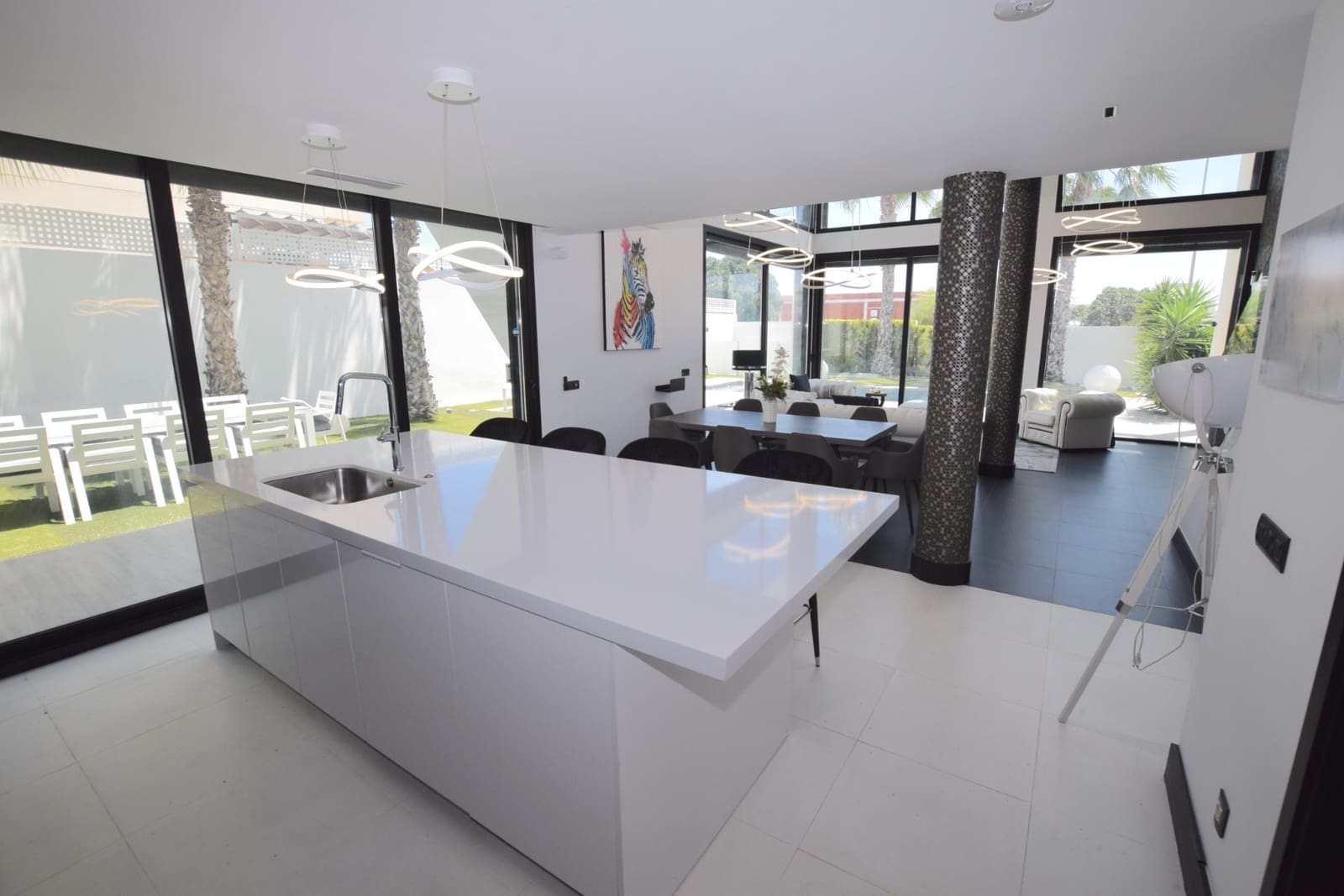 4 slaapkamer Villa te koop in Dona Pepa met zwembad garage - € 1.149.000 (Ref: 9911859)