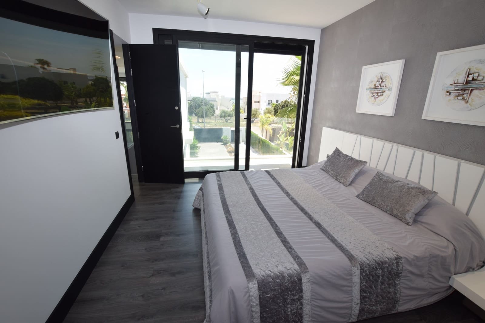 4 slaapkamer Villa te koop in Dona Pepa met zwembad garage - € 1.149.000 (Ref: 9911859)