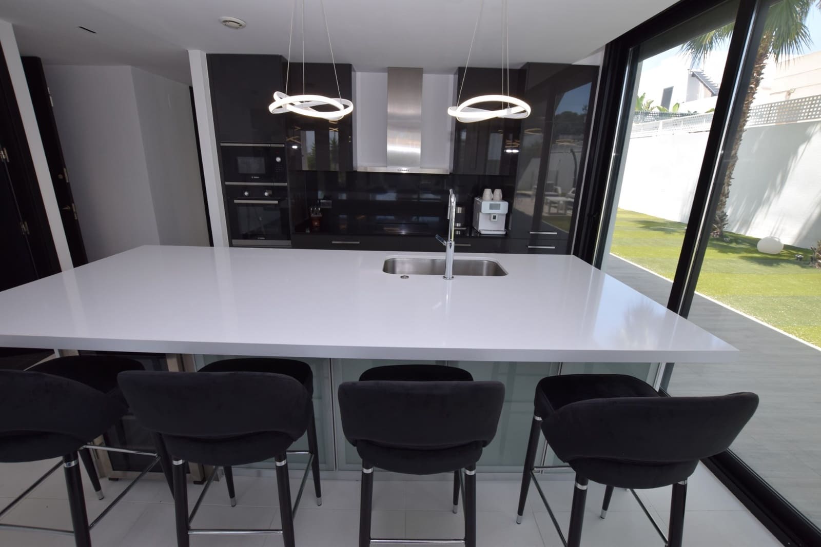 4 slaapkamer Villa te koop in Dona Pepa met zwembad garage - € 1.149.000 (Ref: 9911859)