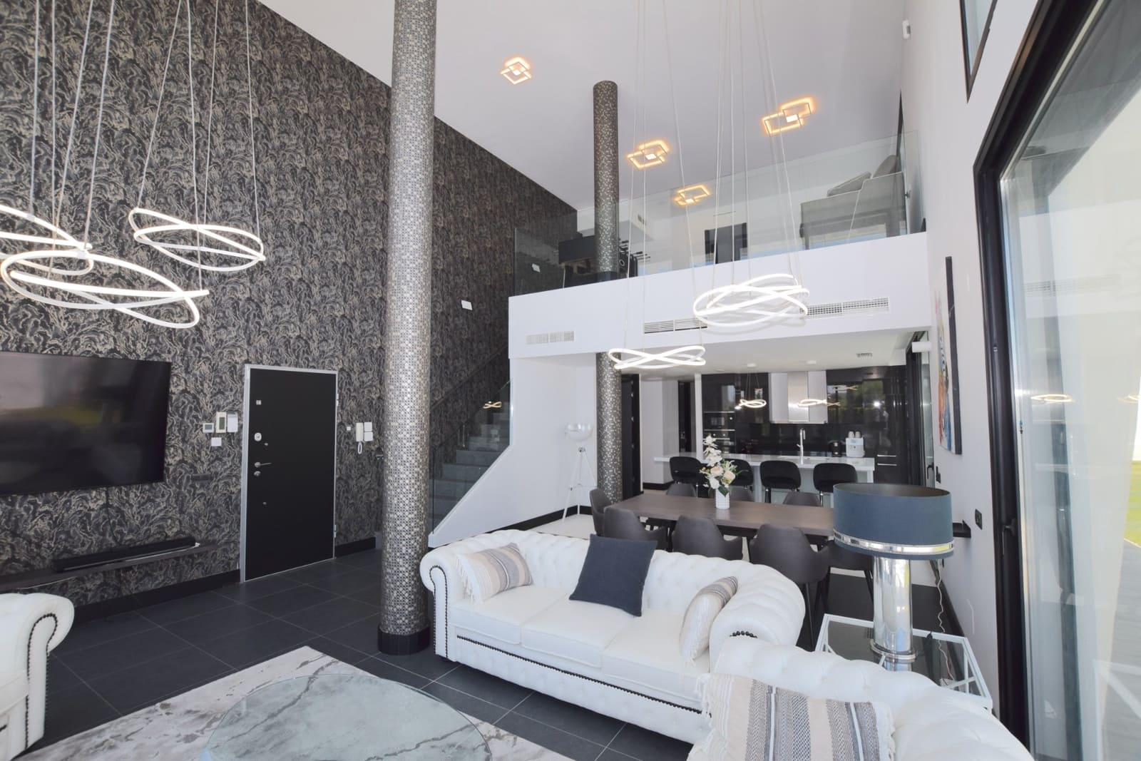4 slaapkamer Villa te koop in Dona Pepa met zwembad garage - € 1.149.000 (Ref: 9911859)