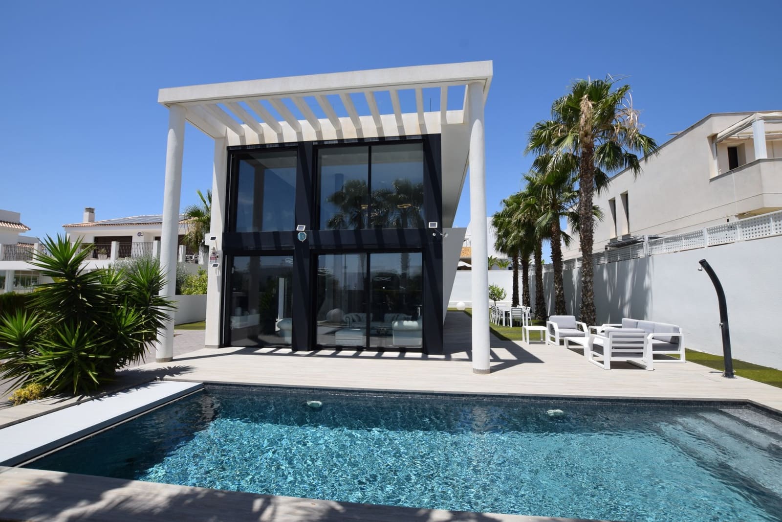 4 slaapkamer Villa te koop in Dona Pepa met zwembad garage - € 1.149.000 (Ref: 9911859)