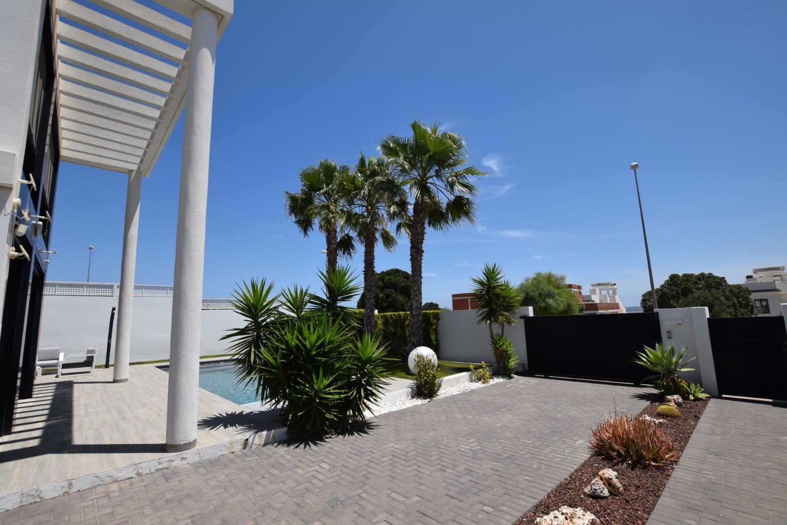 4 slaapkamer Villa te koop in Dona Pepa met zwembad garage - € 1.149.000 (Ref: 9911859)
