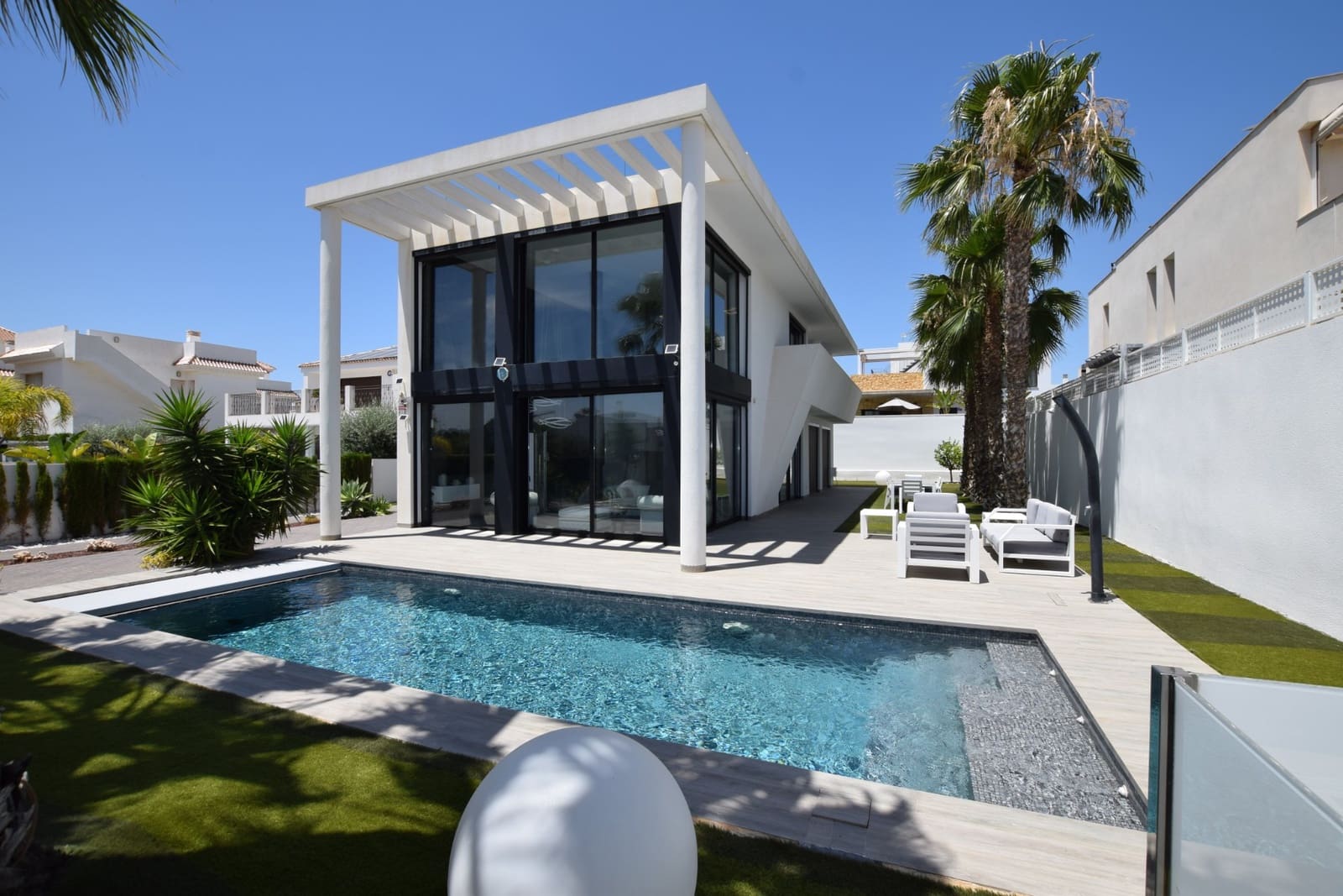 4 slaapkamer Villa te koop in Dona Pepa met zwembad garage - € 1.149.000 (Ref: 9911859)