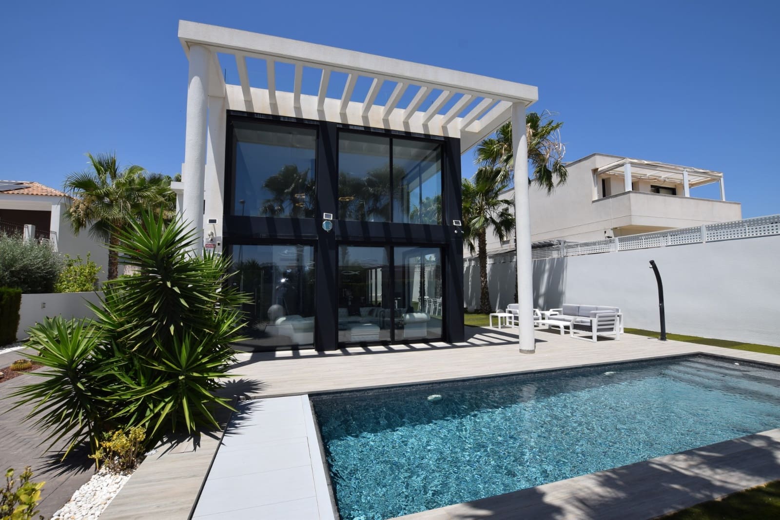 4 slaapkamer Villa te koop in Dona Pepa met zwembad garage - € 1.149.000 (Ref: 9911859)