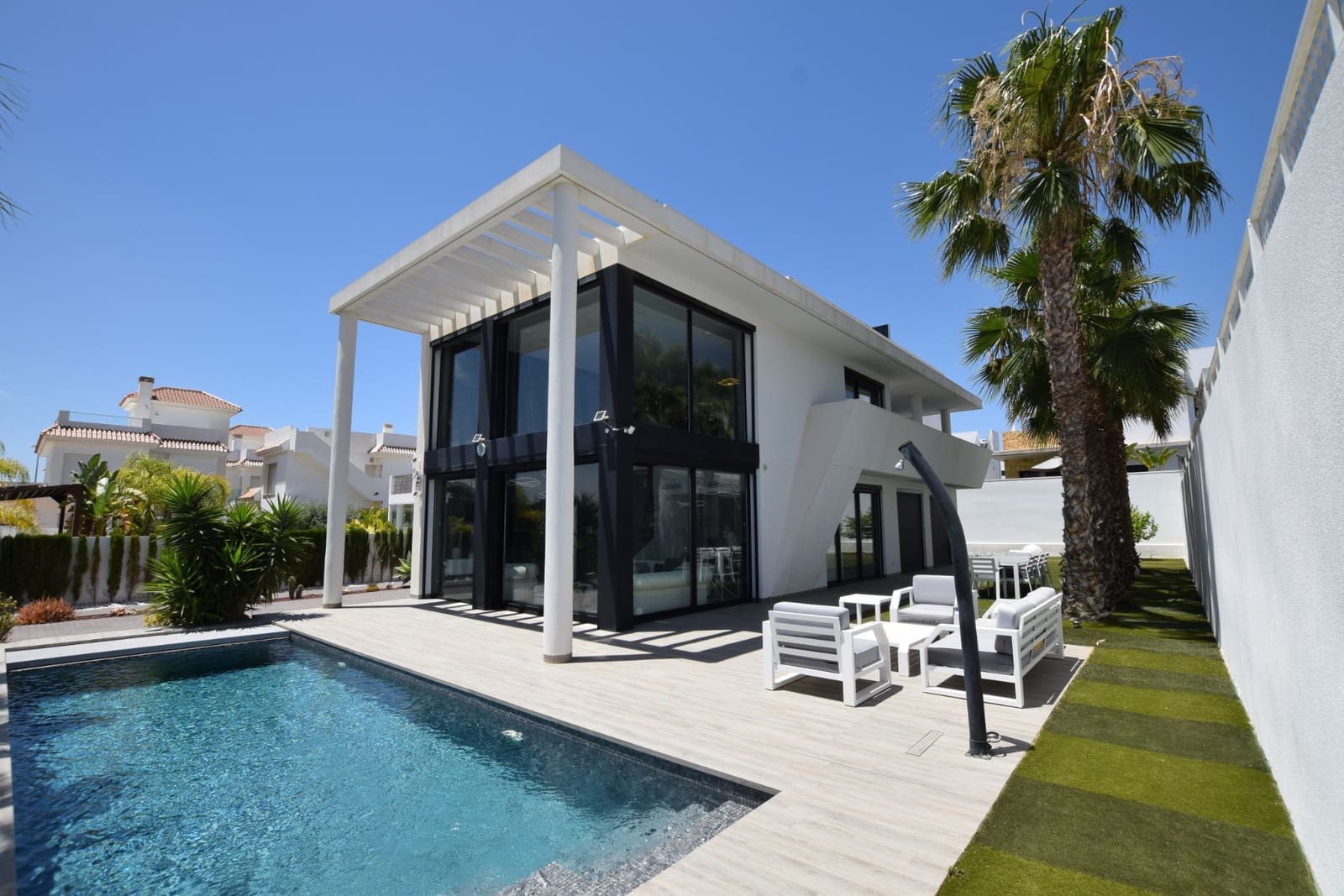 4 slaapkamer Villa te koop in Dona Pepa met zwembad garage - € 1.149.000 (Ref: 9911859)