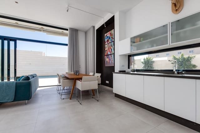 3 soveværelse Villa til salg i Pilar de la Horadada ciudad, Pilar de la Horadada med swimmingpool garage - € 475.000 (Ref: 9946351)