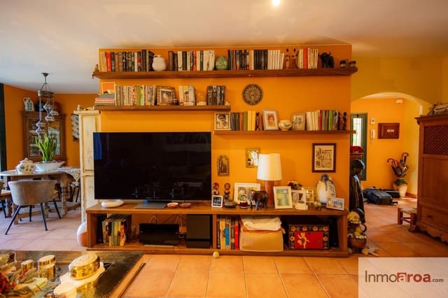 4 bedroom Villa for sale in Navata with pool garage - € 420,000 (Ref: 9498128)