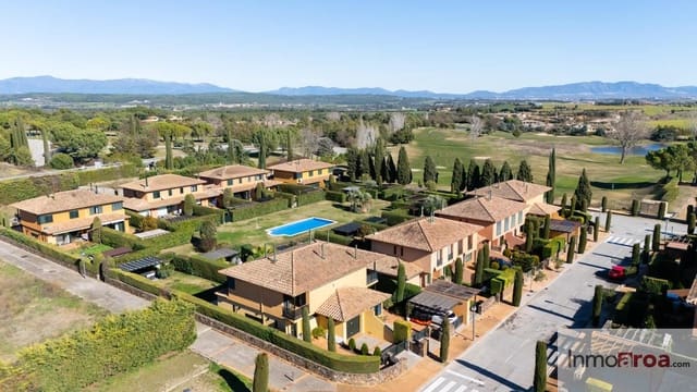 4 bedroom Villa for sale in Navata with pool garage - € 420,000 (Ref: 9498128)