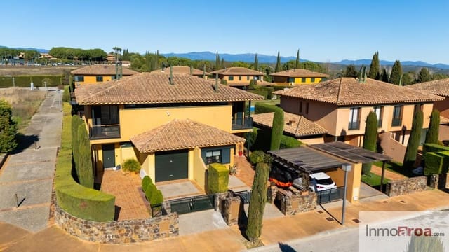 4 bedroom Villa for sale in Navata with pool garage - € 420,000 (Ref: 9498128)