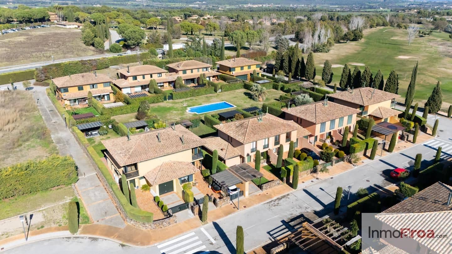 4 bedroom Villa for sale in Navata with pool garage - € 420,000 (Ref: 9498128)