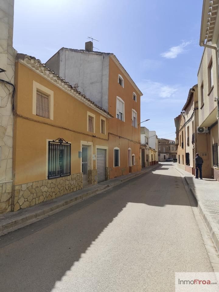 4 bedroom Villa for sale in Casas-Ibanez - € 139,000 (Ref: 9856274)