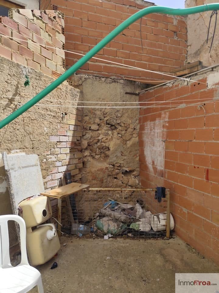 4 bedroom Villa for sale in Casas-Ibanez - € 139,000 (Ref: 9856274)