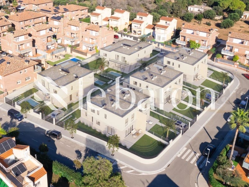 4 bedroom Semi-detached Villa for sale in Cambrils with pool - € 484,000 (Ref: 9131001)