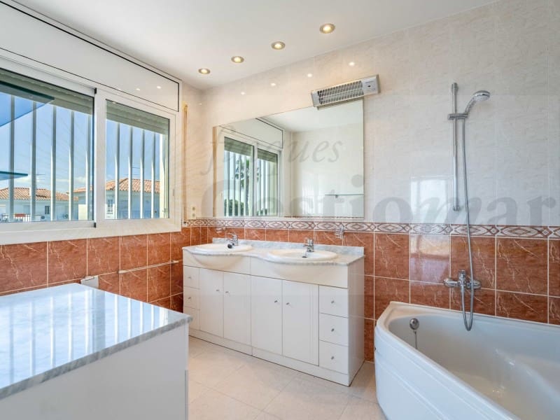 3 soverom Kjedet enebolig til salgs i Cambrils med garasje - € 1 250 000 (Ref: 9131005)