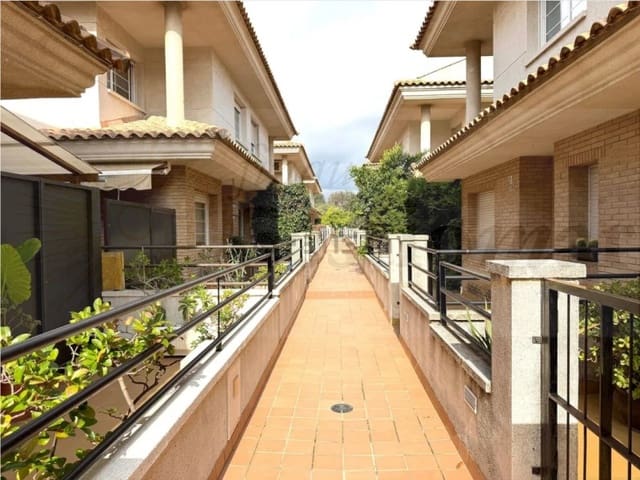 Pareado de 5 habitaciones en Cambrils en venta - 575.000 € (Ref: 9528308)