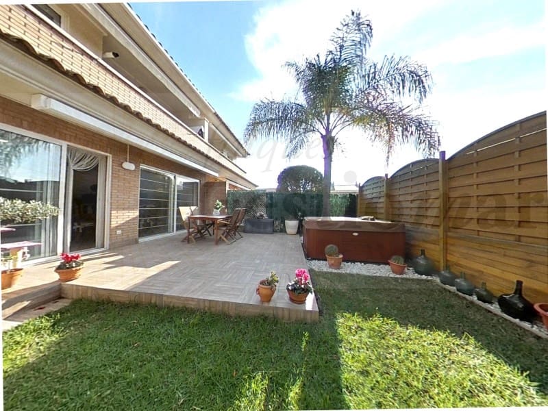 5 bedroom Semi-detached Villa for sale in Cambrils - € 575,000 (Ref: 9528308)