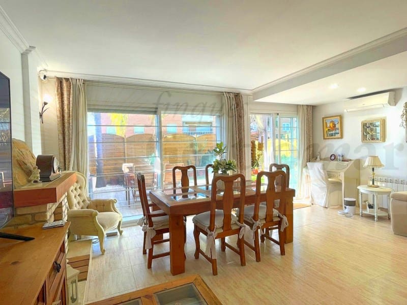 5 bedroom Semi-detached Villa for sale in Cambrils - € 575,000 (Ref: 9528308)