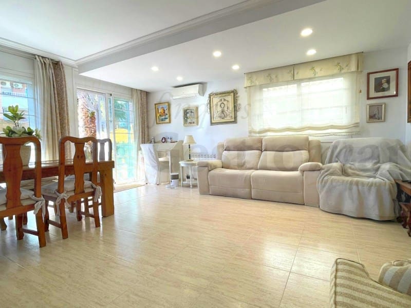 5 bedroom Semi-detached Villa for sale in Cambrils - € 575,000 (Ref: 9528308)