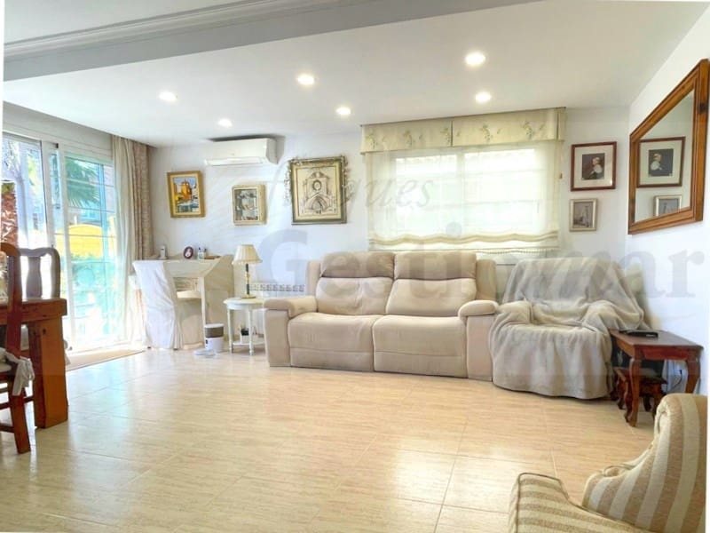 5 bedroom Semi-detached Villa for sale in Cambrils - € 575,000 (Ref: 9528308)