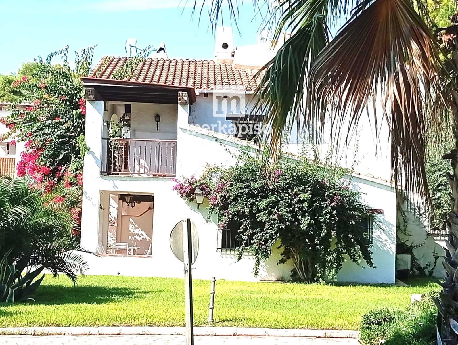 4 bedroom Townhouse for sale in Calafell with pool garage - € 445,000 (Ref: 10112187)