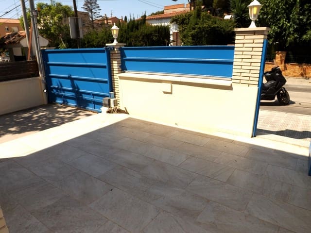 5 soverom Kjedet enebolig til salgs i Segur de Calafell, Calafell med garasje - € 365 000 (Ref: 8446544)