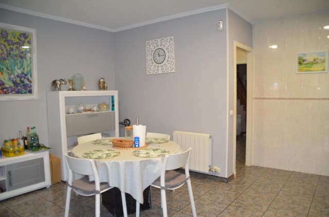 4 bedroom Villa for sale in Segur de Calafell, Calafell with pool garage - € 370,000 (Ref: 9330717)