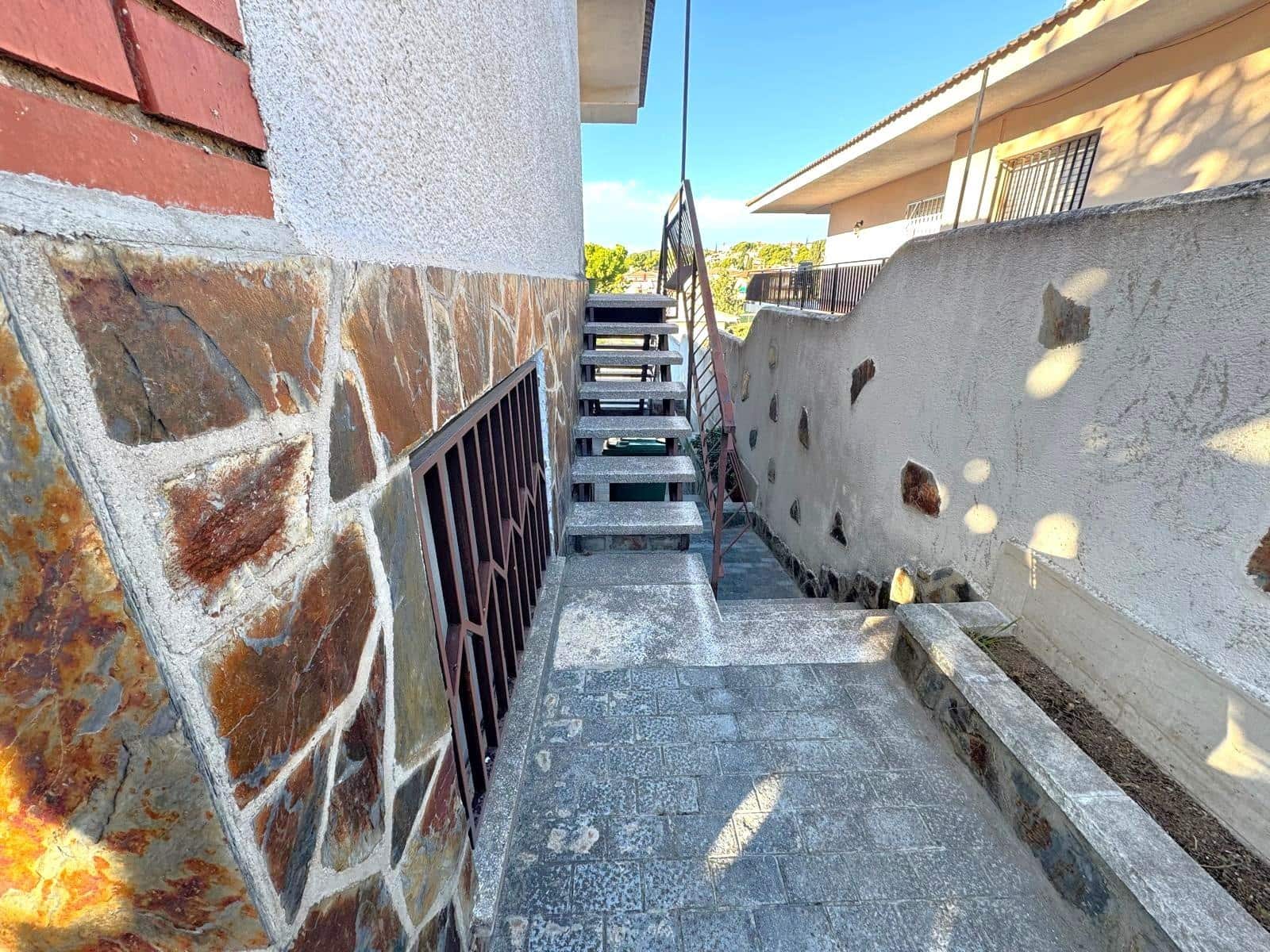 6 slaapkamer Villa te koop in Segur de Calafell met zwembad garage - € 335.000 (Ref: 9473046)