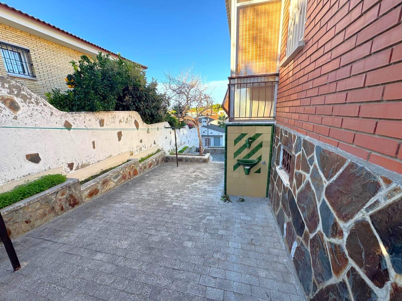 6 slaapkamer Villa te koop in Segur de Calafell met zwembad garage - € 335.000 (Ref: 9473046)