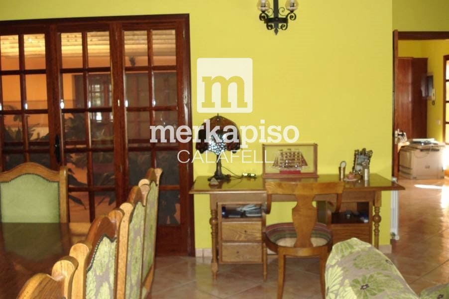 5 soveværelse Villa til salg i Santa Oliva med swimmingpool - € 675.000 (Ref: 9506690)