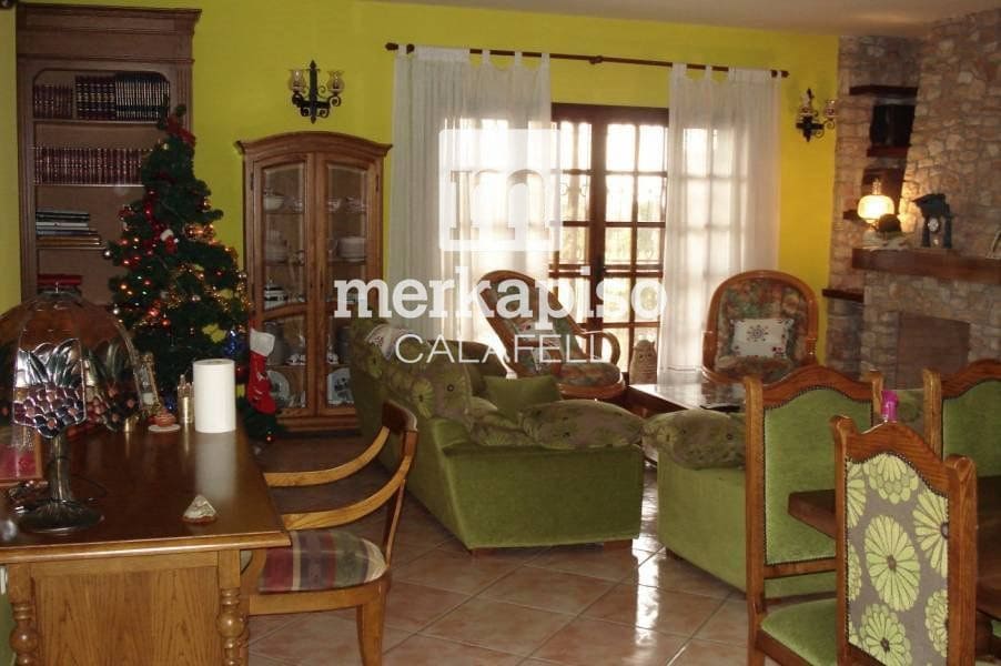 5 soveværelse Villa til salg i Santa Oliva med swimmingpool - € 675.000 (Ref: 9506690)