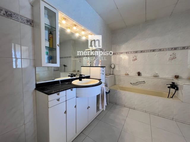 6 soveværelse Villa til salg i Sant Sadurní d'Anoia med garage - € 300.000 (Ref: 9525323)