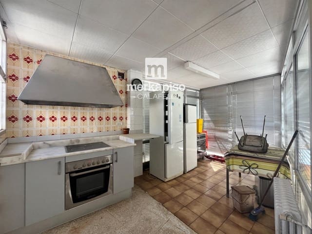 6 soveværelse Villa til salg i Sant Sadurní d'Anoia med garage - € 300.000 (Ref: 9525323)